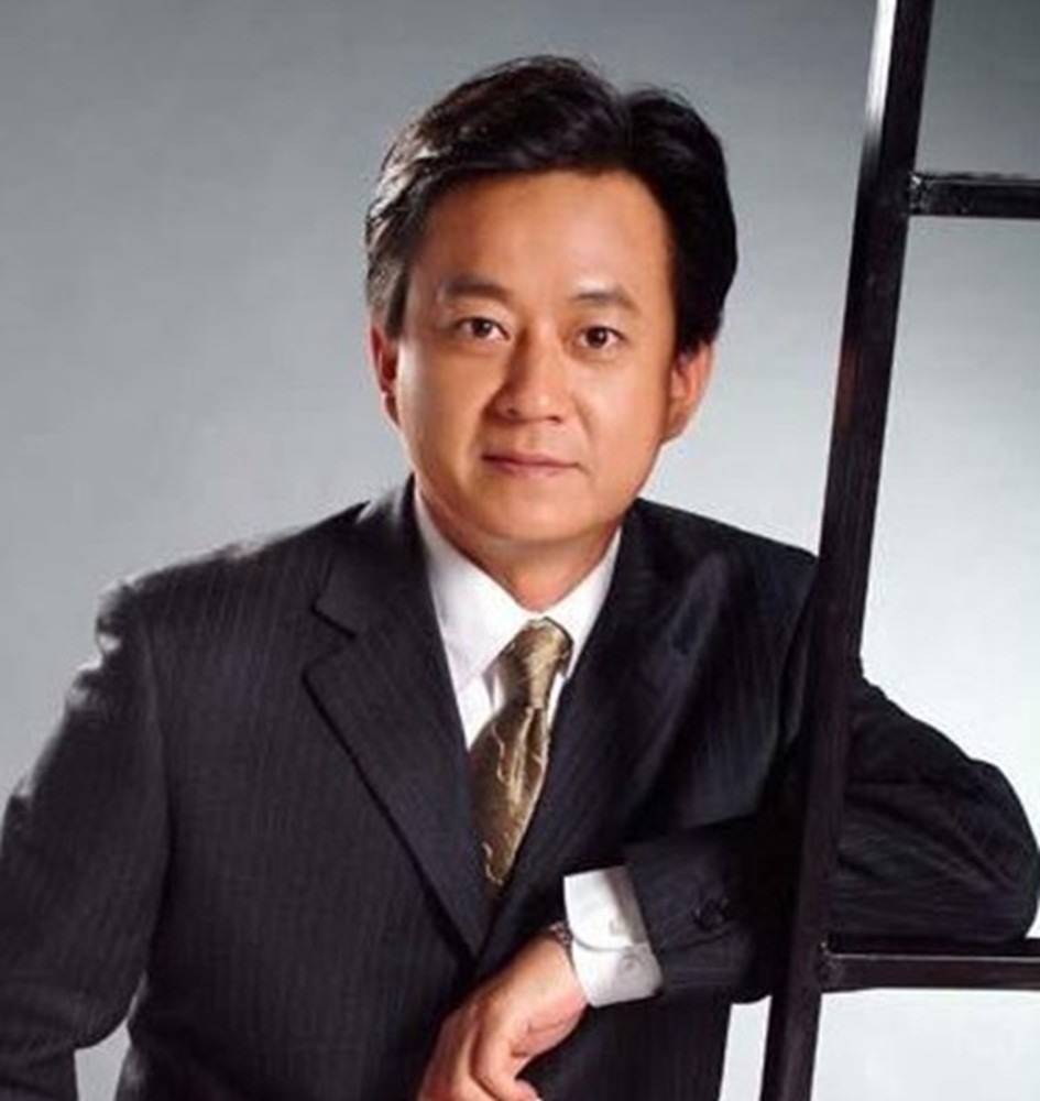 朱军新年全家福曝光,儿子身高直逼父亲,50岁妻子气质惊艳