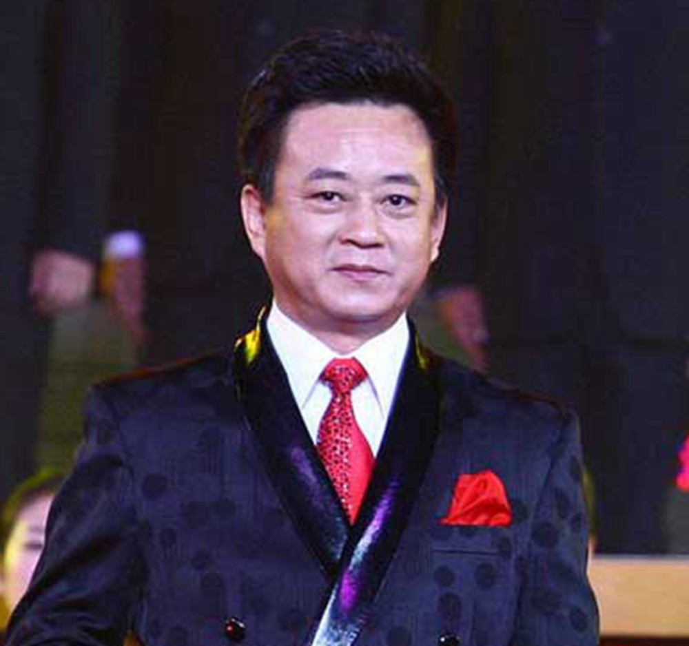 朱军新年全家福曝光,儿子身高直逼父亲,50岁妻子气质惊艳
