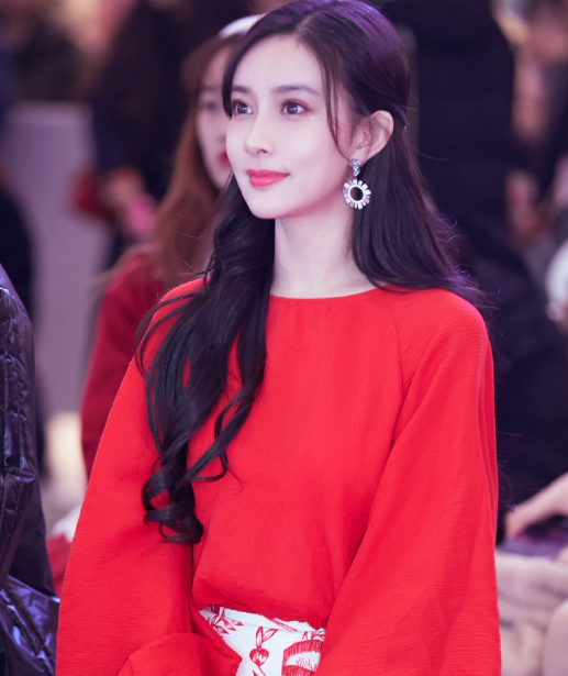 孟子义甜美写真,穿红色上衣,散发清雅气质