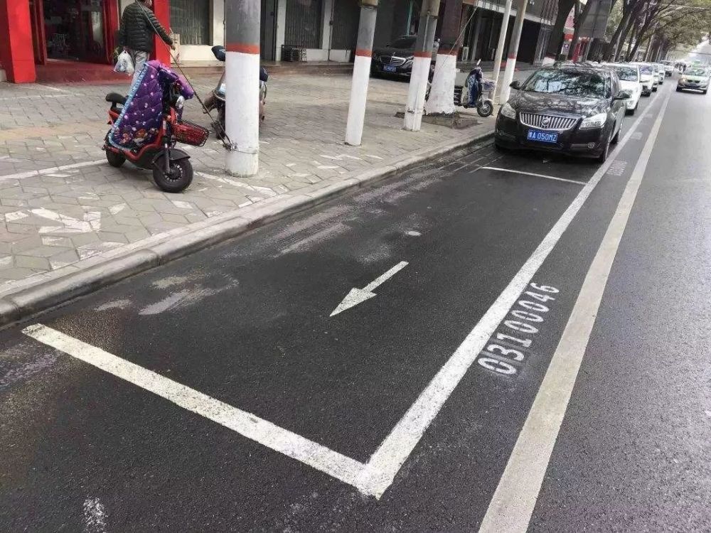 郑州街头出现山寨"车位",停车线内停车,仍然被贴条