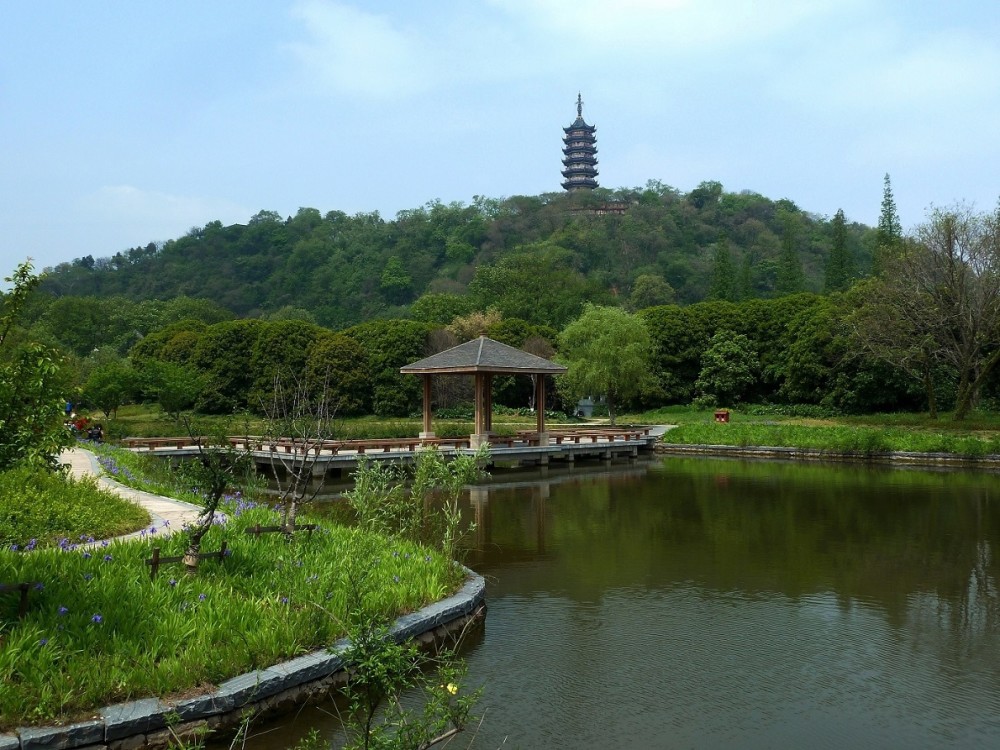 焦山位于镇江东北的扬子江中,山高71米,又名樵山,狮子山,双峰山,海门