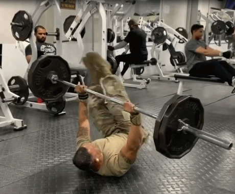 退役军人去健身房训练,器材成了他的玩具,展现超强身体素质