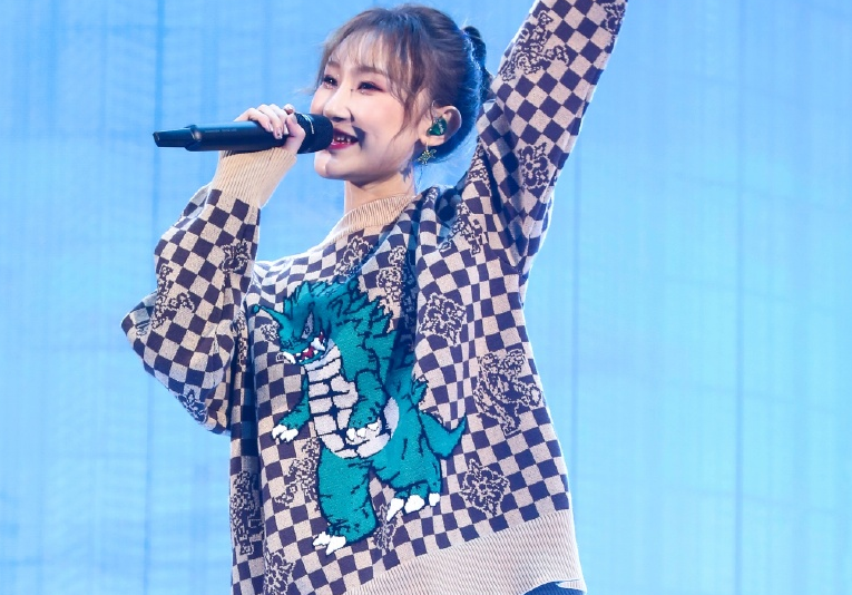 陈雪凝一人参加活动,被导演故意关掉美颜"泪痣妆"太迷人!