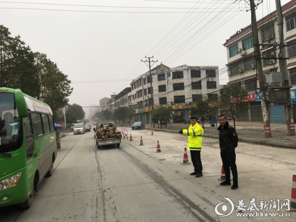 为确保元旦节道路运输畅通和百姓平安出行,1月1日,涟源市杨市镇领导