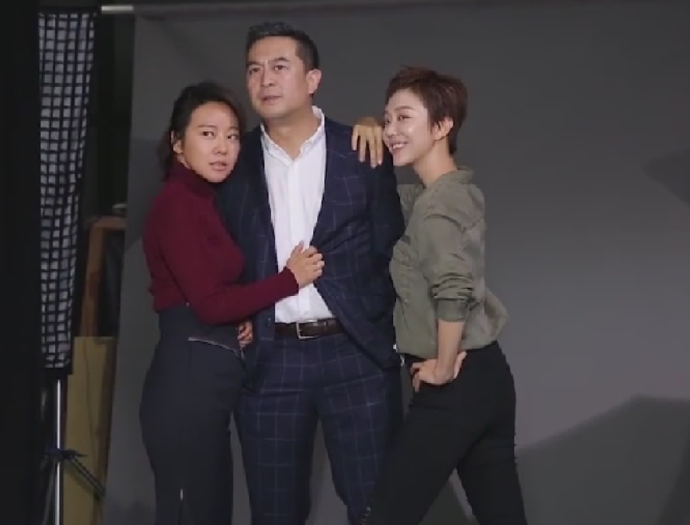 闫妮张嘉译姜妍一起拍宣传片当看清三人的脚下后笑出声了