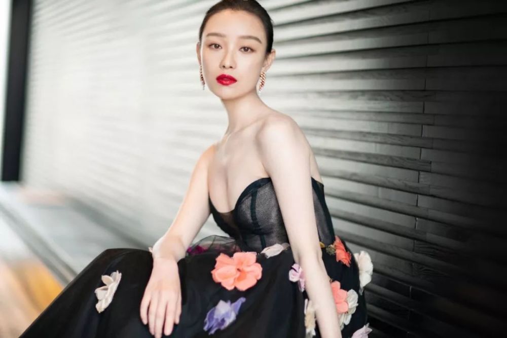 倪妮水中大片摇曳生姿,她的硬照秘诀是