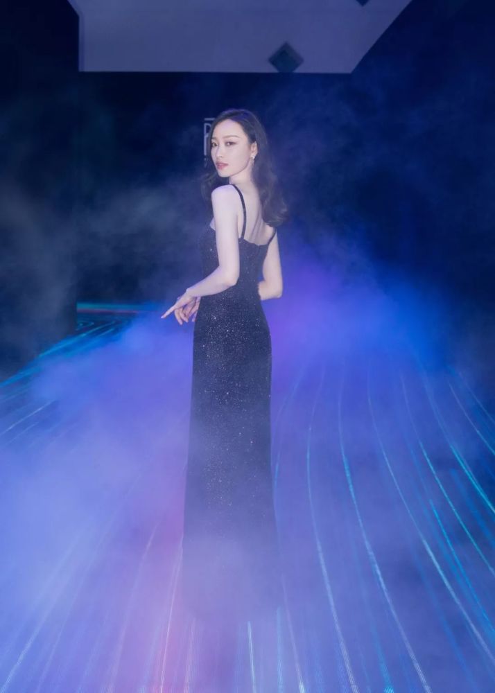 倪妮水中大片摇曳生姿,她的硬照秘诀是