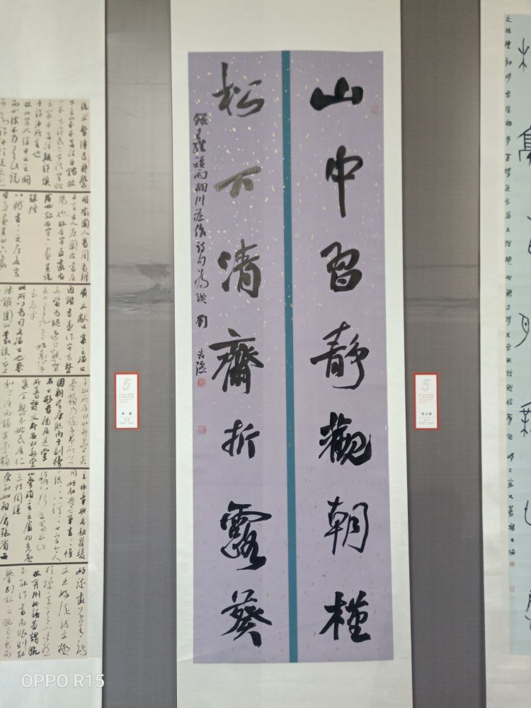 君看信笔飞扬地,犹有风流不尽情. 苏黄墨本人争购,响拓双钩几乱真.