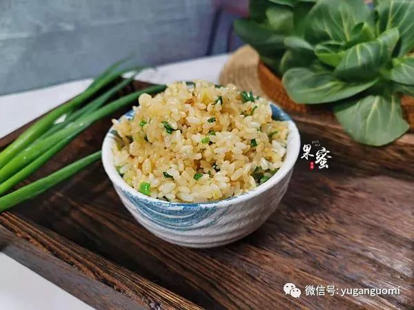 妈妈的拿手早餐【香葱油炒饭】食材:剩米饭1份,猪油适量,香葱适量