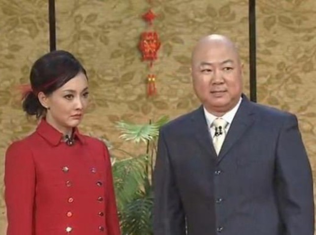 她曾是郭冬临的"老婆",也是春晚的常客,如今快50岁成为"冻龄女神"