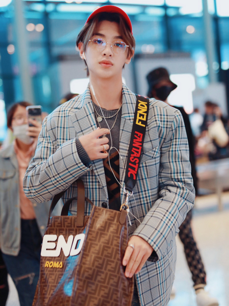 李汶翰范丞丞黄明昊,三位爱豆演绎格纹西装,都是藏不住的帅气!
