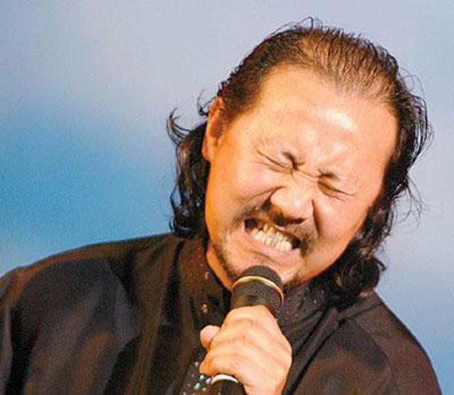 腾格尔曾是九十年代最火的歌手之一,是中国内地蒙古族男歌唱家,但是