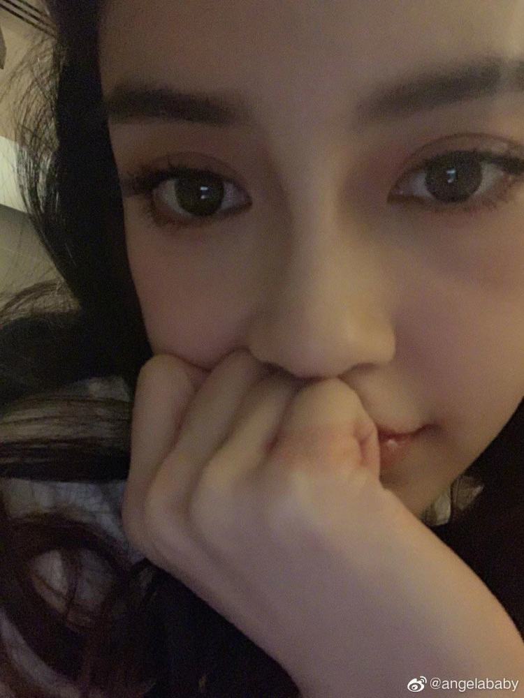 baby一手握拳托着腮,大眼睛楚楚动人,肌肤像剥了壳的鸡蛋,这颜值太赞