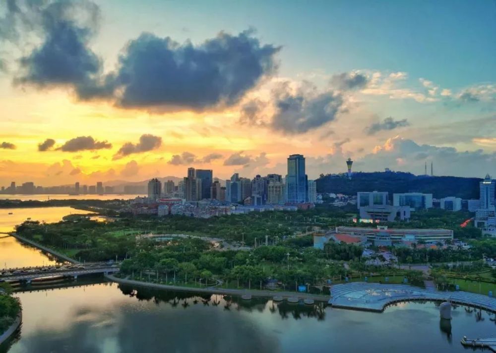 筼筜湖是厦门的城市名片 经过多年治理 这里白鹭纷飞,风景迷人 是市民