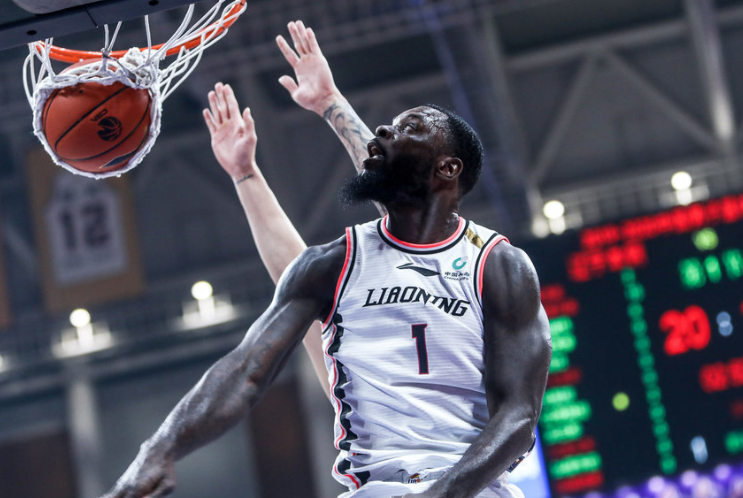 史蒂芬森动作引争议!上半场推翻空中对手,下半场将对手眼部打出血