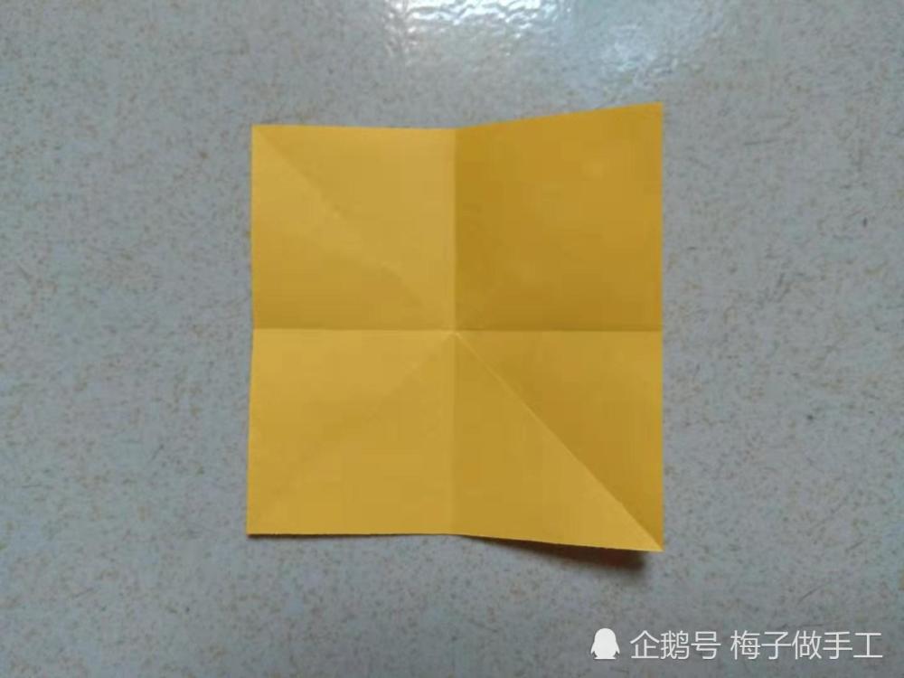 准备材料:一张15cm*15cm正方形纸,剪刀 章鱼折纸教程: 1,把正方形纸折