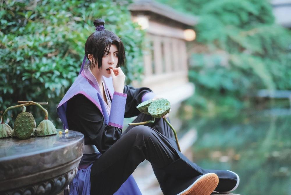 魔道祖师主角真人化,魏无羡的coser神似肖战,舅舅吃藕好可爱