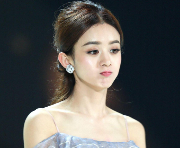赵丽颖哭泣旧照曝光,靠于正肩头难掩悲伤,时隔六年气场已大变