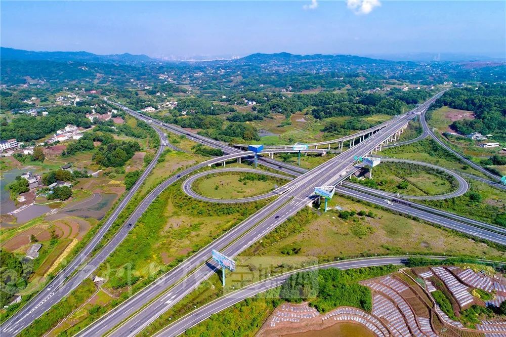 从隆昌接入成渝高速公路,是 泸州通往重庆的第一条高速通道,连通了