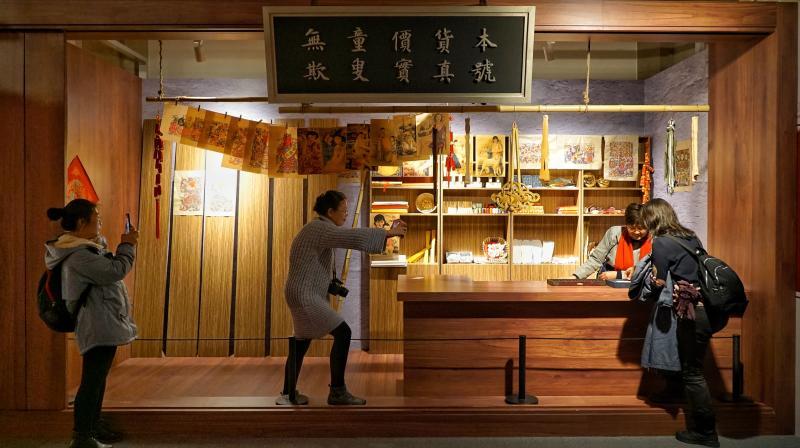 在展览即将结束的位置,有一家卖年画的小店,也是模拟古代店铺的布局.