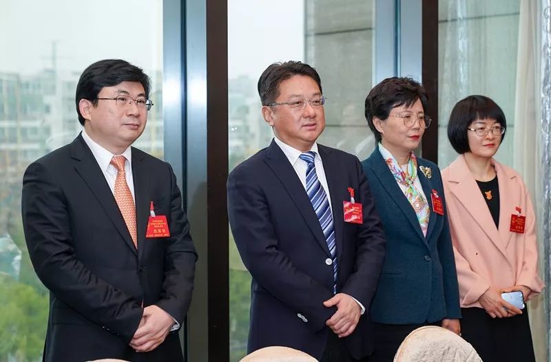 区四套班子领导及人大党组成员看望代表
