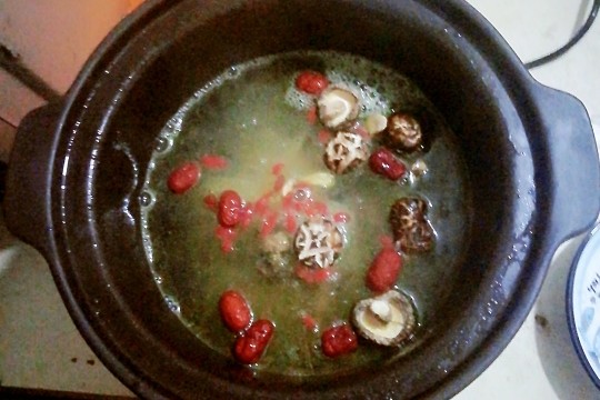 老火靓汤之洋鸭煲白果,味道浓郁,冬日暖身的最佳选择