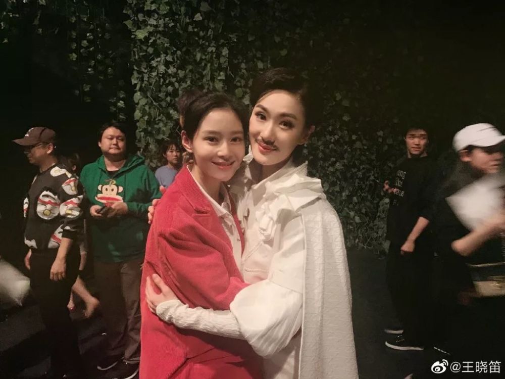 还有一位同学 张雅蓓,改名张善淇,曾是天津花样游泳队运动员,还拿过