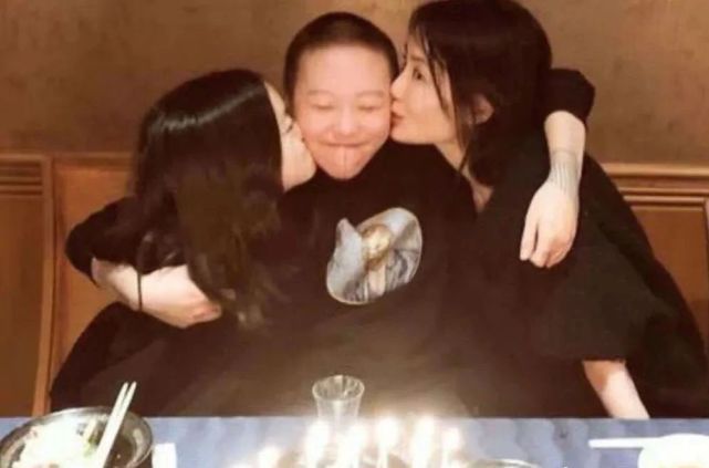 妹妹李嫣于2006年出生,窦靖童与妹妹一起成长,姐姐过生日妹妹从来没有