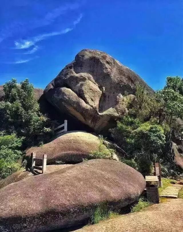 石聚堂景区以奇岩,幽洞,碧湖,宗教文化见胜,景观分为"石聚天成","