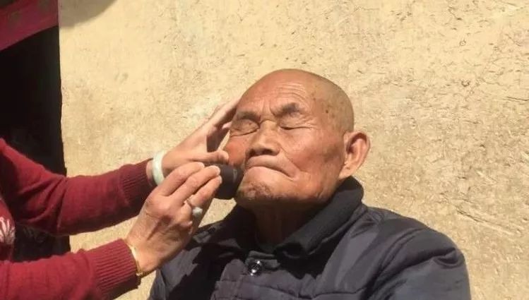 老人口气很重_这道题把所有人都算哭了(2)