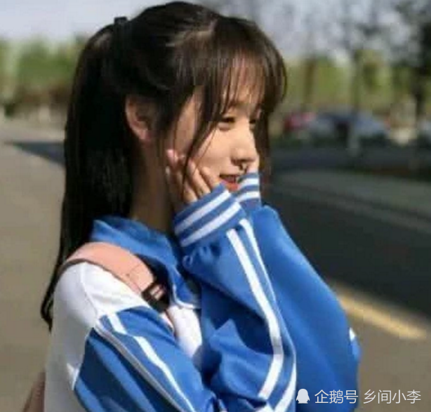 女生穿"校服"千万别配这3条裤子,尤其第2个,00后的最