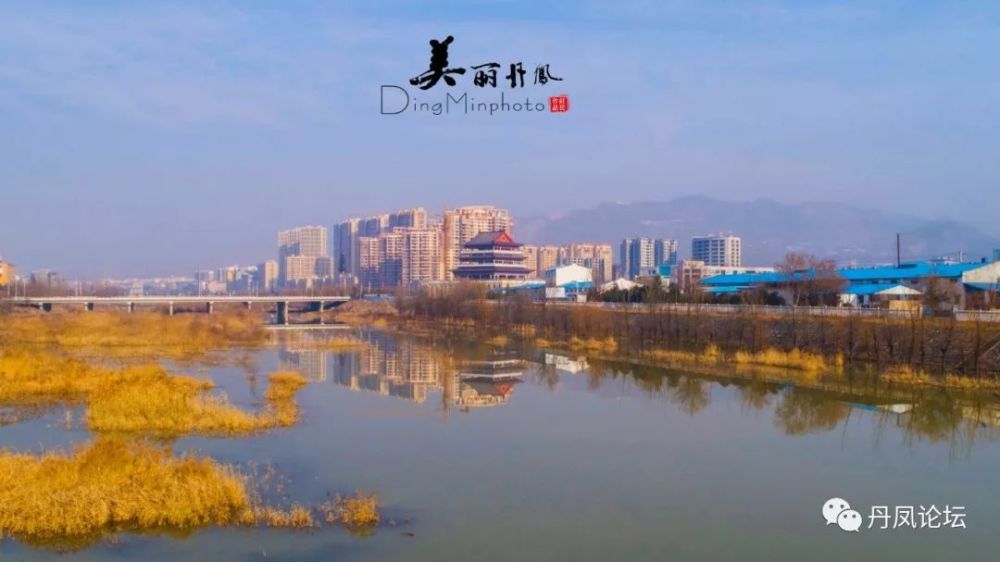 丹凤县工人文化宫暨城市展览馆位于丹凤县城东河与丹江河交汇处,跨