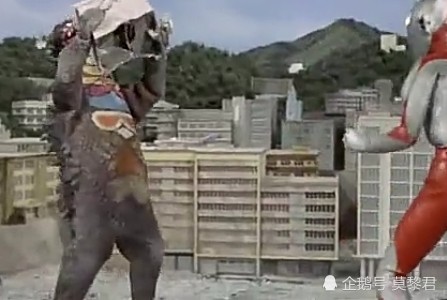 初代奥特曼11集:这只"百慕拉"智商明显不足,戏水跳马玩的不亦乐乎