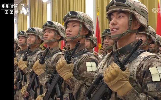 星空迷彩不断上镜,官媒镜头下,解放军"颜值"变化有多大?