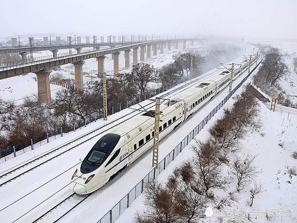 哈大高铁可承受80℃大温差车体抗雷电风沙,在雪原高速