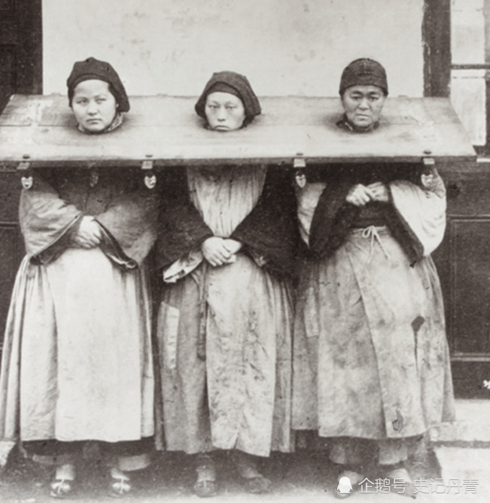 1907年北京老照片:女囚犯戴枷锁满脸哀伤,修鞋匠走街串巷!