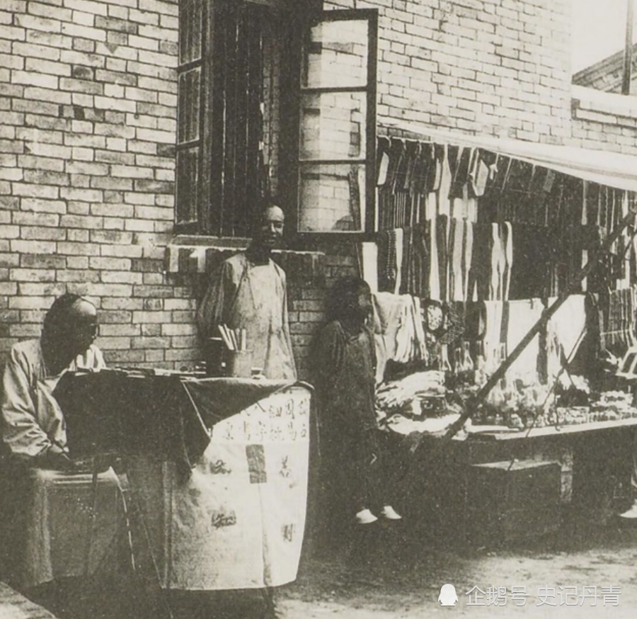1907年北京老照片:女囚犯戴枷锁满脸哀伤,修鞋匠走街串巷!