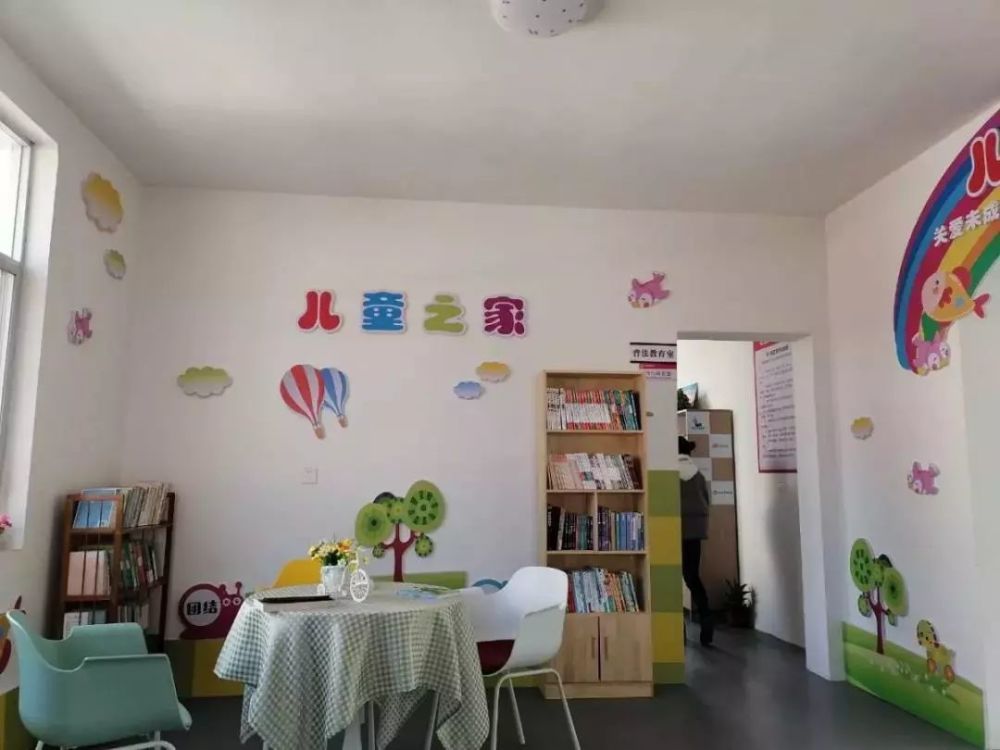 峡口村将"儿童之家"与镇文化站有机融合,资源共享,室内配备有图书区