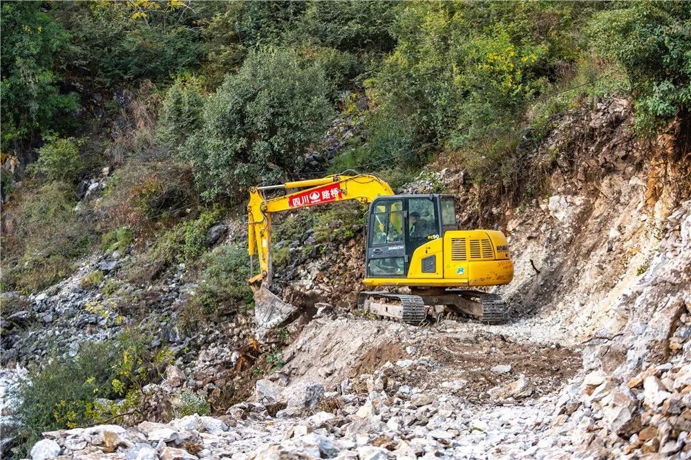 全国最后一个未通公路建制村—布拖县阿布洛哈村通