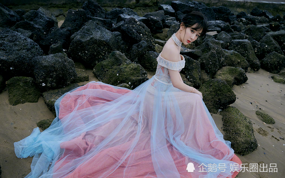 杨紫选错服装?穿一字肩长裙录制节目,体重106斤被勒出拜拜肉