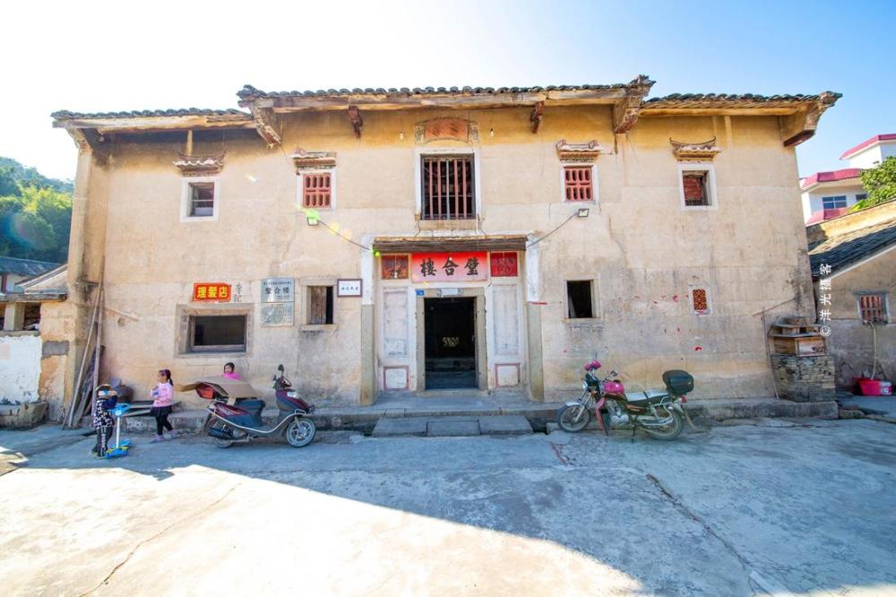 广东梅州大埔唐溪客家古村唯李家祖宅导游称前有照后有靠