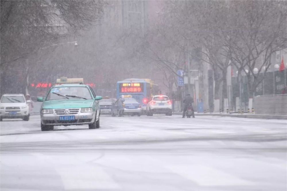 今天早上平凉市发生一起交通事故,雪天路滑,直击