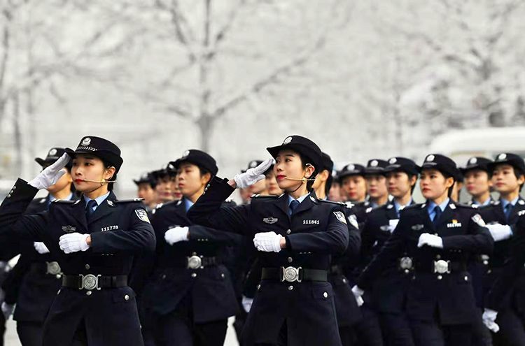 参加分列式表演的女警.