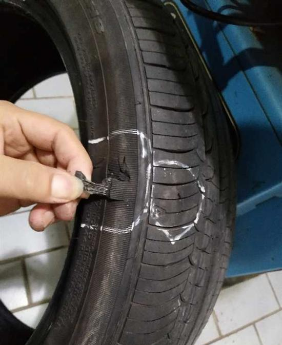 轮胎侧面的橡胶擦破了一块,没有必要更换轮胎?