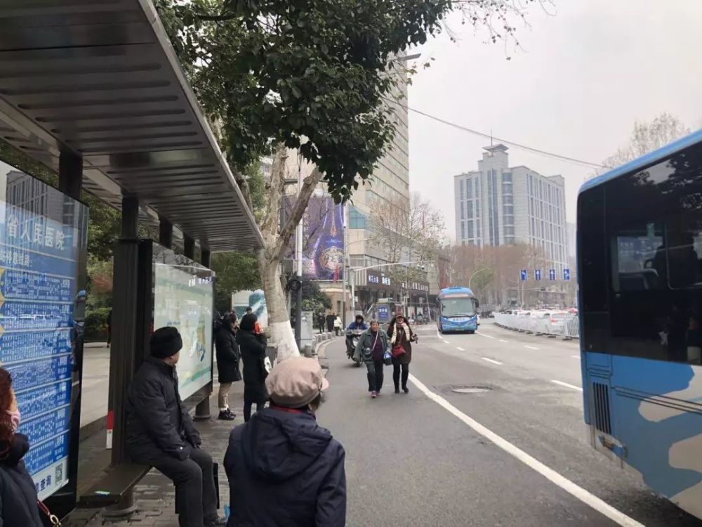 广州路省人医红绿灯以东公交站台