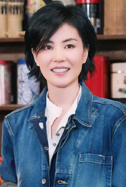 王菲新年深夜蹦迪,50岁依然少女,如何享受女王般潇洒