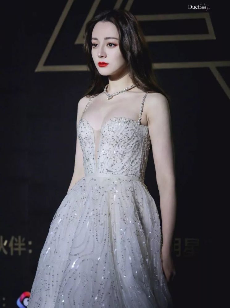 这个小野猫造型相当撩人 ▽ 迪丽热巴 上榜理由:兼具少女的率真与