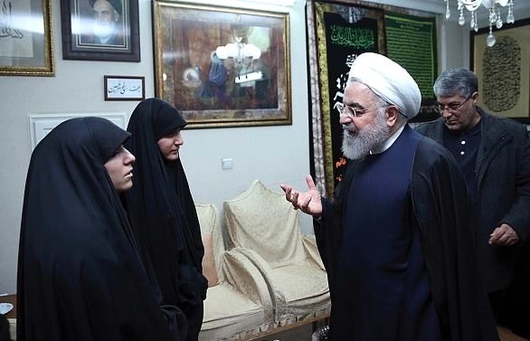 伊朗总统鲁哈尼看望苏莱曼尼的家人