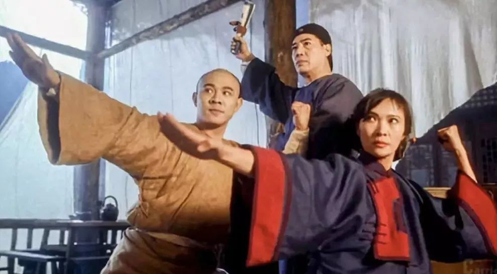 受过创伤的萧芳芳,在方世玉系列电影里,扮演过一个好母亲的角色