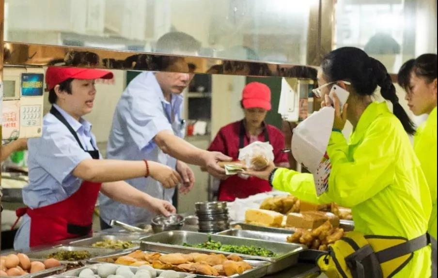 为什么食堂阿姨宁愿把饭菜剩下,也不给学生多打,知道原因网友:错怪你